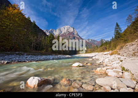 Herbst am Fluss Soca in den Julischen Alpen, Gorenjska, Slowenien, Europa Stockfoto