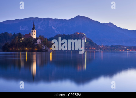 Blejski Otok Insel im Bleder See in der Dämmerung im Herbst, Gorenjska, Slowenien, Europa Stockfoto