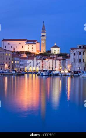 Die Lichter von Piran Hafen bei Dämmerung, Slowenien, Europa Stockfoto