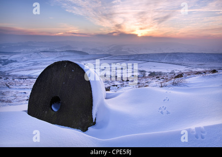 Die letzten Strahlen der Sonne auf den Schnee und Mühlsteine Stanage Edge, Derbyshire, England, Vereinigtes Königreich, Europa Stockfoto