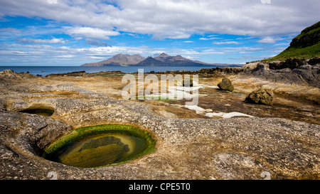 Mit Blick auf Rum aus Felsformationen über Laig Bay, Insel Eigg, Inneren Hebriden, Schottland, Vereinigtes Königreich, Europa Stockfoto