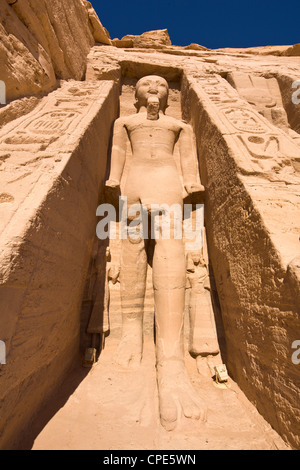 Kolossalstatue von Ramses II an der Fassade des Tempel der Hathor in Abu Simbel, Nubien, Ägypten, Afrika Stockfoto
