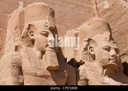 Riesige Köpfe von Ramses II am Tempel von Re-Herakhte bei Abu Simbel, UNESCO World Heritage Site, Nubien, Ägypten, Afrika Stockfoto