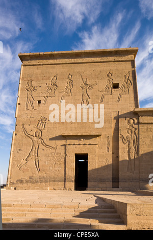 Die ersten Pylon am Tempel der Isis, Philae, UNESCO-Weltkulturerbe, Nubien, Ägypten, Nordafrika, Afrika Stockfoto