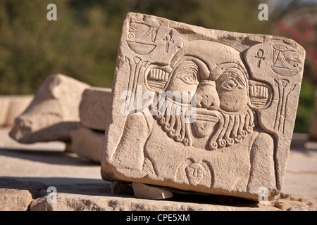 Relief des Gottes Bes am Tempel der Hathor, Philae, UNESCO-Weltkulturerbe, Nubien, Ägypten, Nordafrika, Afrika Stockfoto