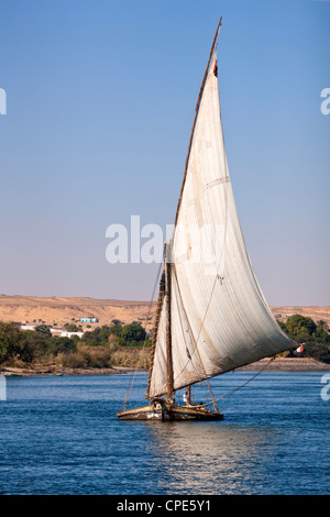 Alten Feluke, beladen mit Steinen auf dem Nil bei Assuan, Ägypten, Nordafrika, Afrika Stockfoto