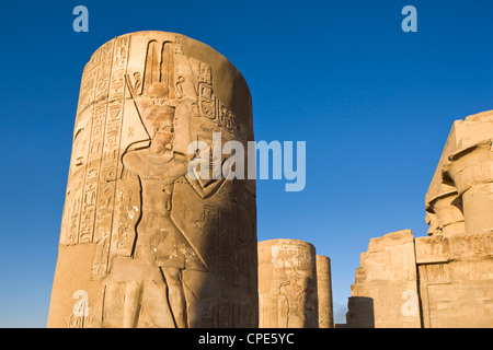 Bemalte Säulen am Tempel von Sobek und Haroeris, Kom Ombo, Ägypten, Nordafrika, Afrika Stockfoto