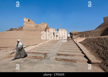 Mann in Jellabiya zu Fuß aus dem Tempel des Horus in Edfu, Ägypten, Nordafrika, Afrika Stockfoto