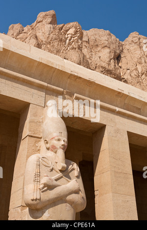 Osirian Statue der Königin Hatshepsut auf dem oberen Portikus von ihrem Totentempel, Deir el-Bahri, Theben, Ägypten, Afrika Stockfoto