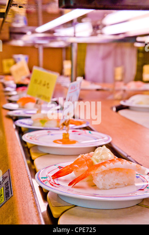 Shop der Kaiten-Zushi (Sushi-Restaurant), Shinjuku, Tokio, Japan, Asien Stockfoto