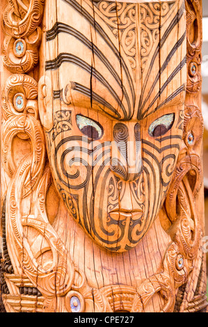 Maori-Schnitzereien, Whakarewarewa Thermal Reserve, North Island, Neuseeland, Pazifik Stockfoto