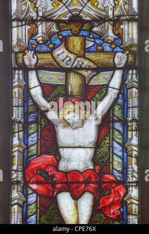 Ein Glasfenster zeigt Jesus am Kreuz. St. Clemens Kirche, Worlaby, North Lincolnshire, England Stockfoto