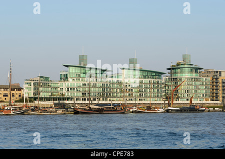 Moderne riverside Apartments in Wapping High Street - London, England Stockfoto