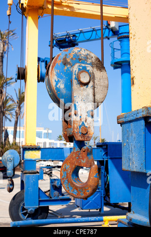 Boote Kran Haken Riemenscheibe rostigen Detail am Yachthafen port Stockfoto