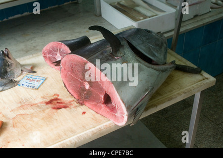 große Fische Thunfisch Fische Angeln Mittelmeer Steak Steaks Hackstock tot frisch Stockfoto