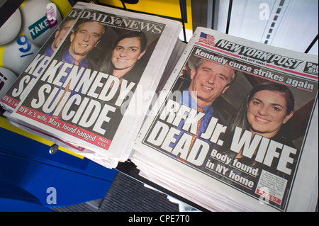 Titelseiten der New York Daily News und die New York Post decken den Tod von Mary Richardson Kennedy Stockfoto