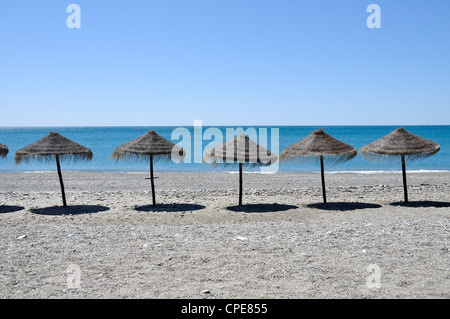 Sonnenschirme und Strand, La Herradura, Costa Tropical, Provinz Granada, Spanien, Europa Stockfoto