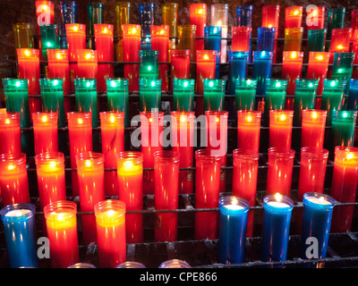 bunte grün rot und blau Gebet Kerzen in Montserrat Stockfoto