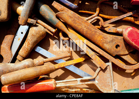 Grunge rostigen Handwerkzeuge in chaotisch Anordnung Stockfoto
