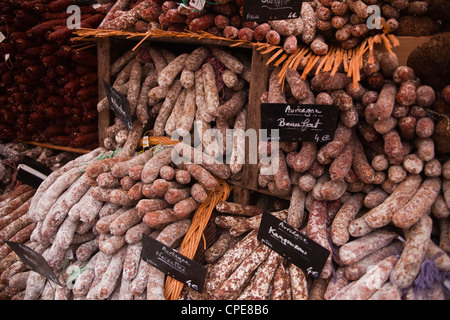 Würstchen und Saucisson zum Verkauf auf Markt in Tours, Indre-et-Loire, Centre, Frankreich Stockfoto