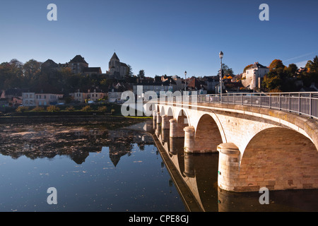 Blick über den Fluss Creuse in der Stadt Le Blanc, Indre, Loiretal, Frankreich Stockfoto