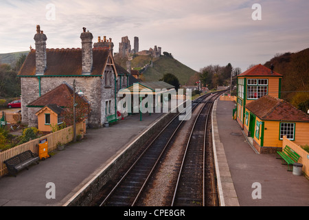 Blick über Corfe Castle Station vom Steg, Dorset, England, Vereinigtes Königreich, Europa Stockfoto