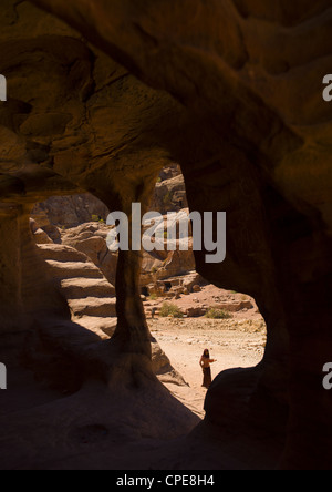 Höhle mit römischen Amphitheater im Hintergrund, Petra, Jordanien Stockfoto