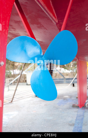 blaue Segelboot Propeller in einem rot lackierten Rumpf Stockfoto