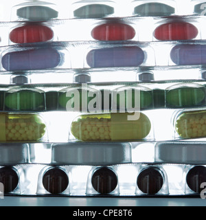 Hinterleuchtete Stapel von Blister-Packungen mit bunten Pillen, Tabletten und Kapseln Stockfoto