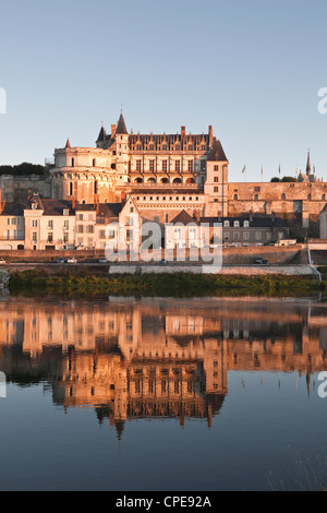 Das Schloss von Amboise, reflektiert in den Gewässern des Flusses Loire, Amboise, Indre-et-Loire, Loire-Tal, Centre, Frankreich Stockfoto