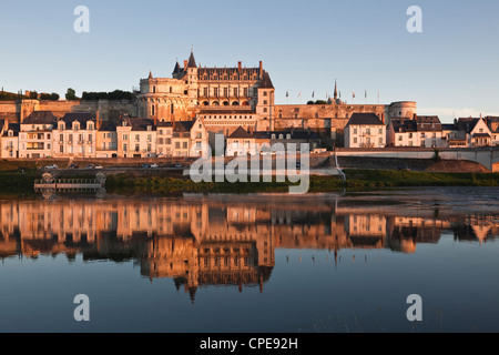 Das Schloss von Amboise, reflektiert in den Gewässern des Flusses Loire, Amboise, Indre-et-Loire, Loire-Tal, Centre, Frankreich Stockfoto