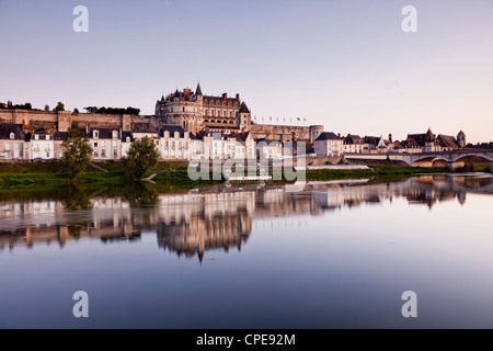 Auf der Suche nach dem Fluss Loire auf die Stadt und das Schloss von Amboise, Amboise, Indre-et-Loire, Loire-Tal, Centre, Frankreich Stockfoto