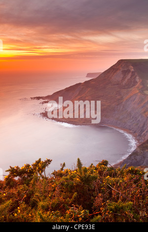 Einen wunderschönen Sonnenuntergang über Chapmans Pool Dorset Jurassic Coast, Dorset, England, Vereinigtes Königreich, Europa Stockfoto