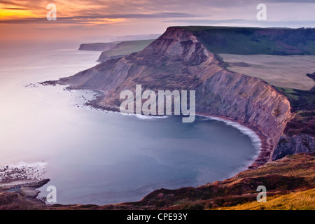 Einen wunderschönen Sonnenuntergang über Chapmans Pool Dorset Jurassic Coast, Dorset, England, Vereinigtes Königreich, Europa Stockfoto