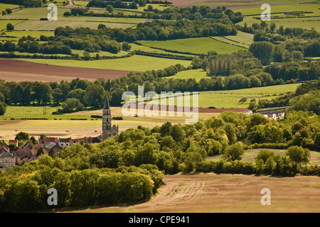 Blick über die Landschaft von Burgund und dem Dorf Saint Pere von Vezelay, Burgund, Frankreich, Europa Stockfoto