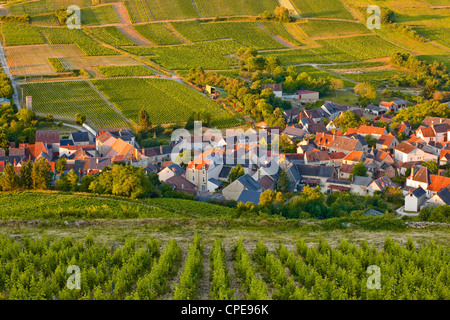 Blick nach unten auf ein Dorf in der Nähe von Sancerre, Cher, Loire-Tal, Centre, Frankreich Stockfoto