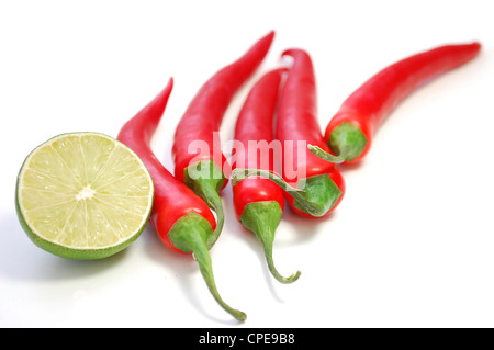 Chili Peppers und Kalk Stockfoto