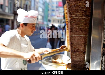 Koch Schneiden von Fleisch für Döner, Istanbul, Türkei, Eurasien Stockfoto