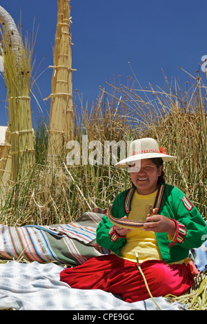 Porträt einer Uros indische Frau, Islas Flotantes (schwimmende Inseln), Titicacasee, Peru, Südamerika Stockfoto