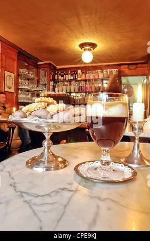 Europa Italien Piemont Turin lokale Geschichte Caffè Al Bicerin von Cavour, wo er der Bicerin trank besucht Stockfoto
