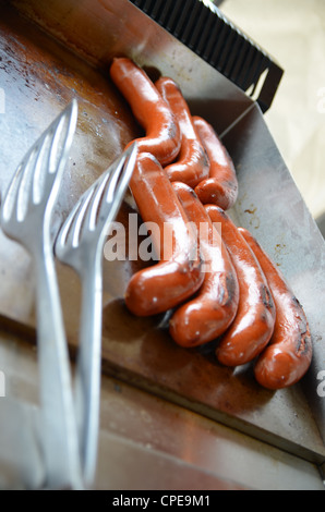 Hot Dog Würstchen Kochen auf einem Backblech auf einer Garküche Stockfoto