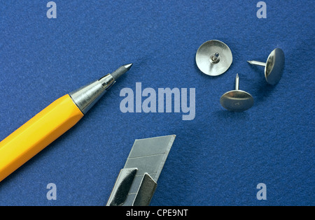 Einziehbare Klinge Messer, Druckbleistift und Reißnägel Stockfoto