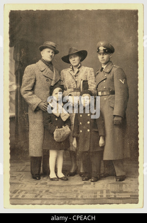 Postkarte von Familie, vermutlich Deutsch - der älteste Sohn ist in Uniform, Luftwaffe, 1938, WWii) Deutschland Stockfoto