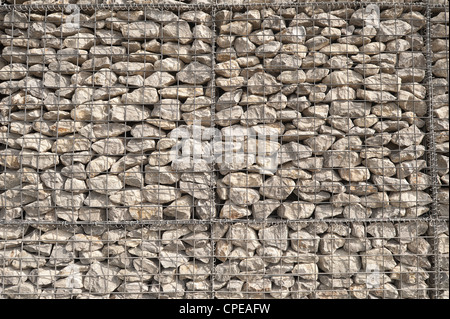 Eingesperrte Rock Riprap in Edelstahlrahmen verwendet als struktureller Baustein in Dammlage anstelle von Beton Stockfoto