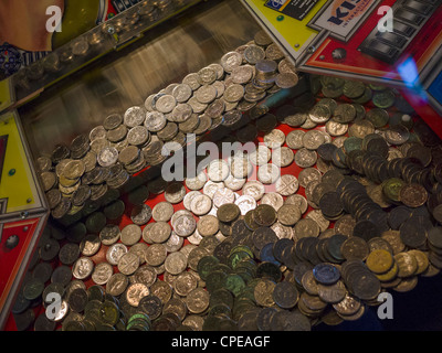 Ein Penny-Wasserfall-Maschine in eine Spielhalle Stockfoto