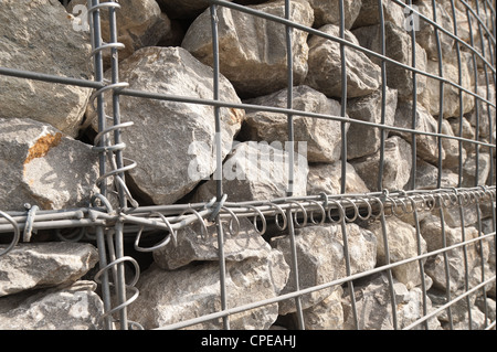 Eingesperrte Rock Riprap in Edelstahlrahmen verwendet als struktureller Baustein in Dammlage anstelle von Beton Stockfoto