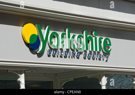 Nahaufnahme von Yorkshire Building Society Bank Schild Richtung Norden Yorkshire England UK Vereinigtes Königreich GB Großbritannien Stockfoto