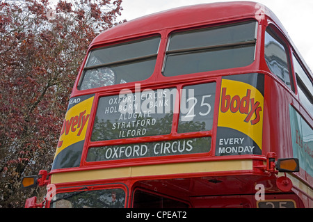 Nahaufnahme des alten roten Londoner Busses England Großbritannien GB Großbritannien Stockfoto