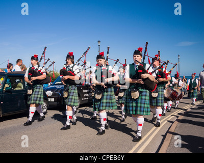 Dudelsack Band marschieren bei der jährlichen North Devon Mini Auto Rallye Besuch Westward Ho! im Jahr 2010. Devon, England. Stockfoto