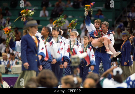 Bela Karolyi USA Coach trägt Kerri Strug (USA) mit den verletzten Knöchel auf die Präsentation der gold-Medaille Stockfoto